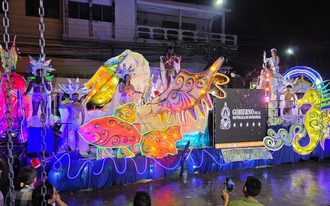 El Gran Desfile de Carrozas y Comparsas Llena de Color y Tradición el Parque Central de Puerto Cortés