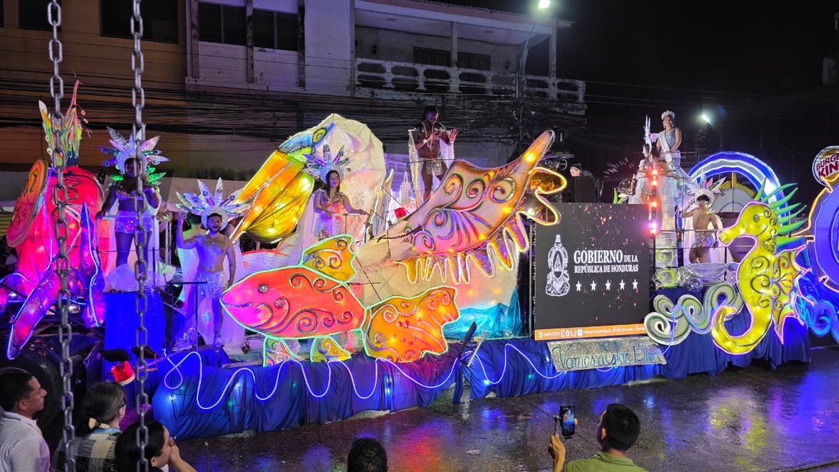 Espectacular desfile de carrozas en puerto cortes